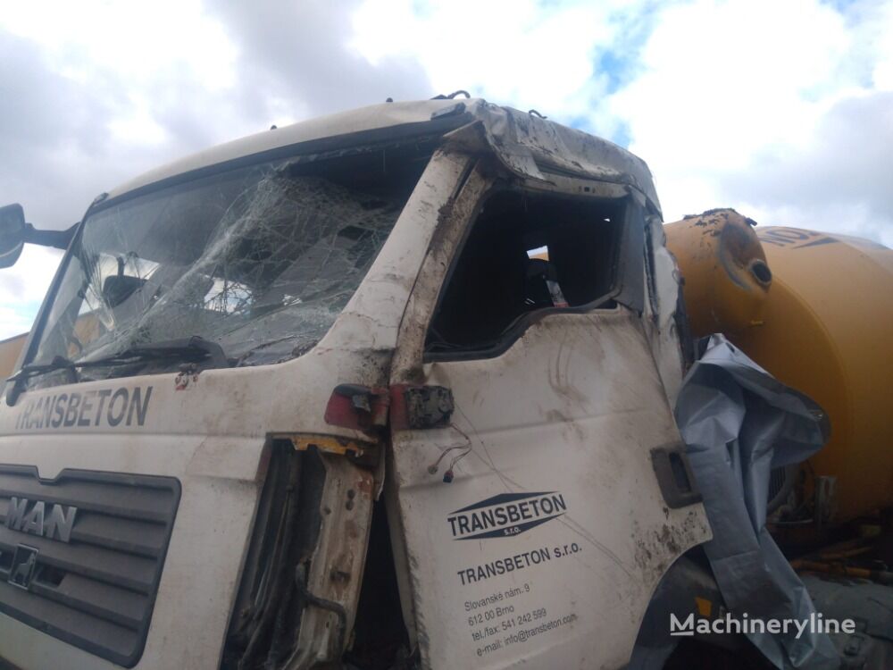 damaged MAN TGS 33.390 8x4 BB concrete mixer truck