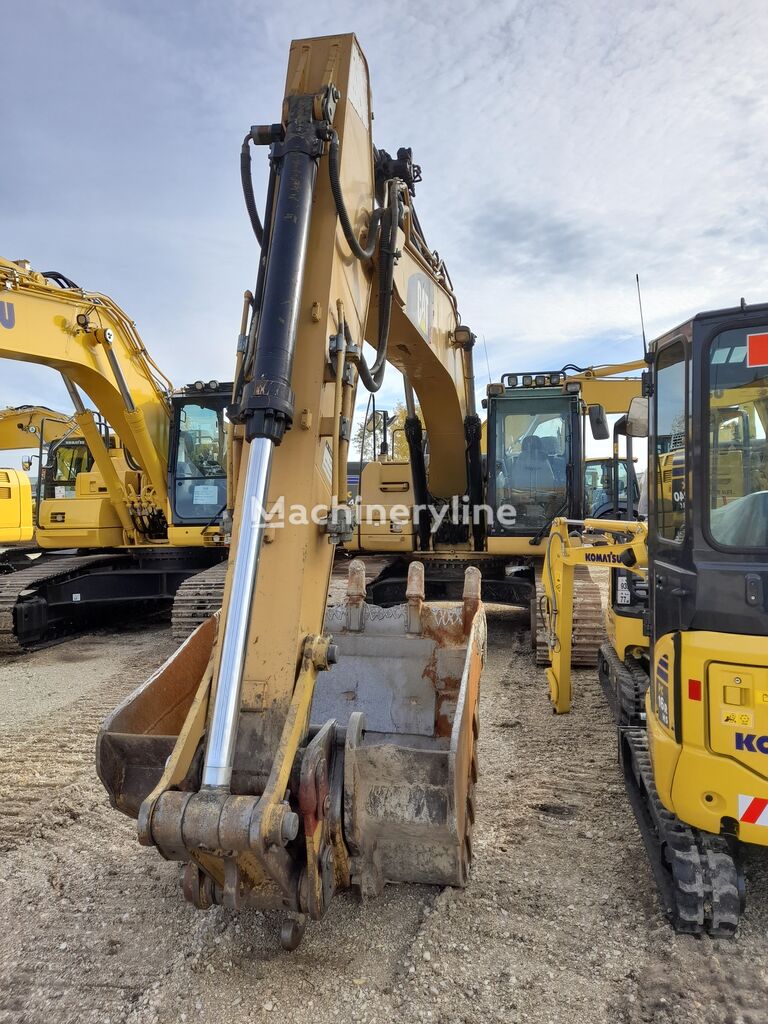 Caterpillar 323DL tracked excavator