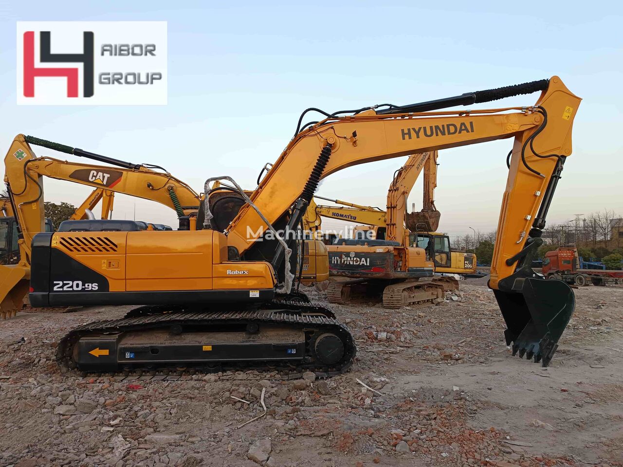 Hyundai R220LC-9s tracked excavator