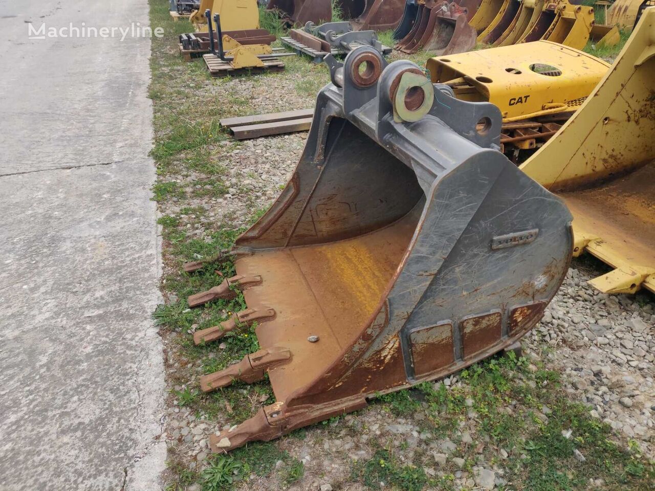 new Volvo BUCKET WITH TEETH. QUICK COUPLER front loader bucket